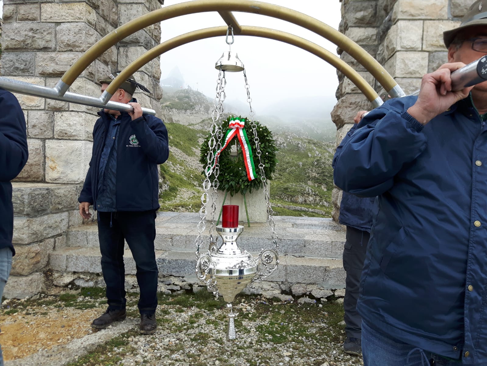 lampada della pace processione sanutario di monte berico vicenza festa della madonna vicenza eventi religione vicenza processione veneto cosa fare a vicenza magazine veneto cosa fare in veneto notizie vicenza gatte vicentine donne di vicenza 