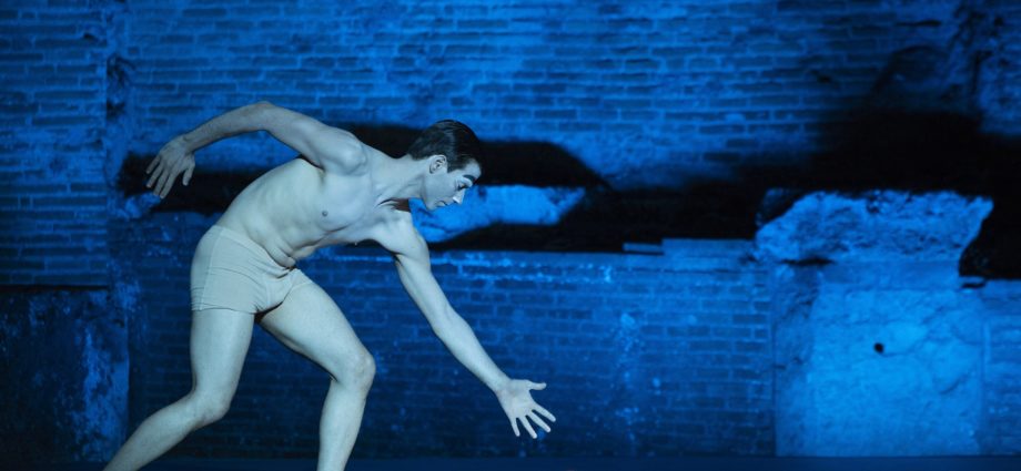 oedipus di robert wilson apre il ciclo di spettacoli classici al teatro olimpico di vicenza eventi in veneto magazine vicenza appuntamenti veneto teatro vicenza palladio cosa fare a vicenza cosa fare in veneto notizie vicenza donne vicentine gatte vicentine donne di vicenza ilaria rebecchi teatro comunale vicenza